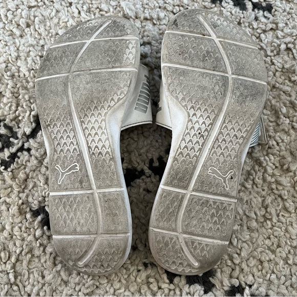 ⭐️ 3 for 10⭐️ Preloved Puma Slides - Picture 5 of 6